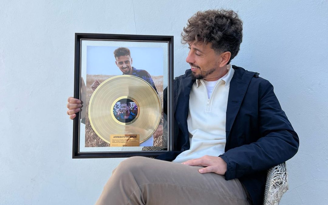 Juanlu Montoya obtiene el disco de oro por su tema «Arrebato de Amor»