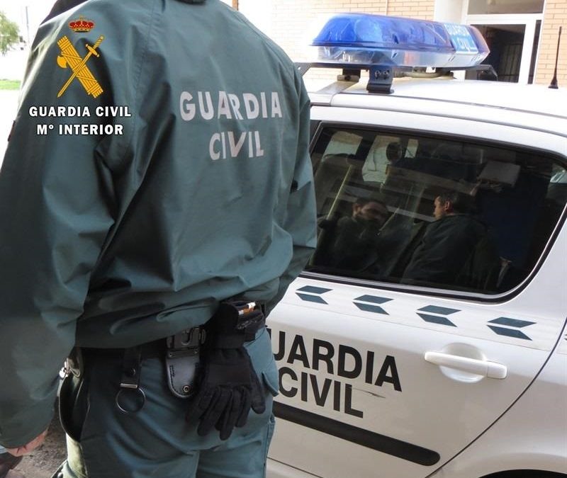 La Guardia Civil detiene a un hombre por robar en el interior de 8 coches en Utrera