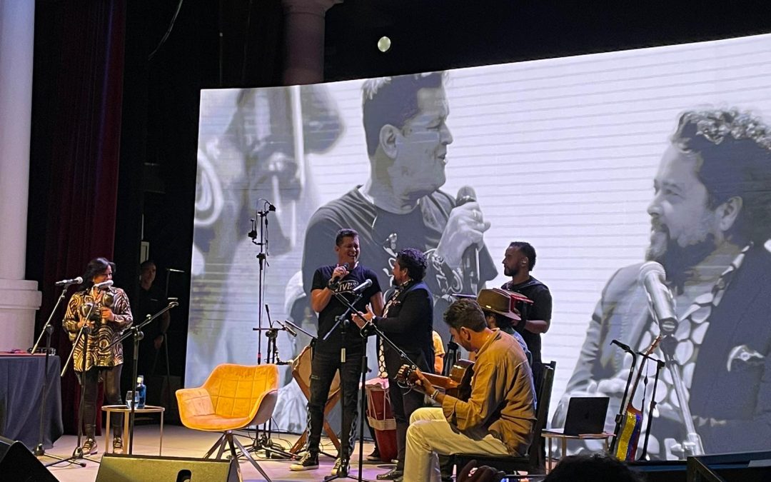 Rafael de Utrera comparte escenario con el icónico colombiano Carlos Vives en el Santalucía Sevilla Fest [vídeo]