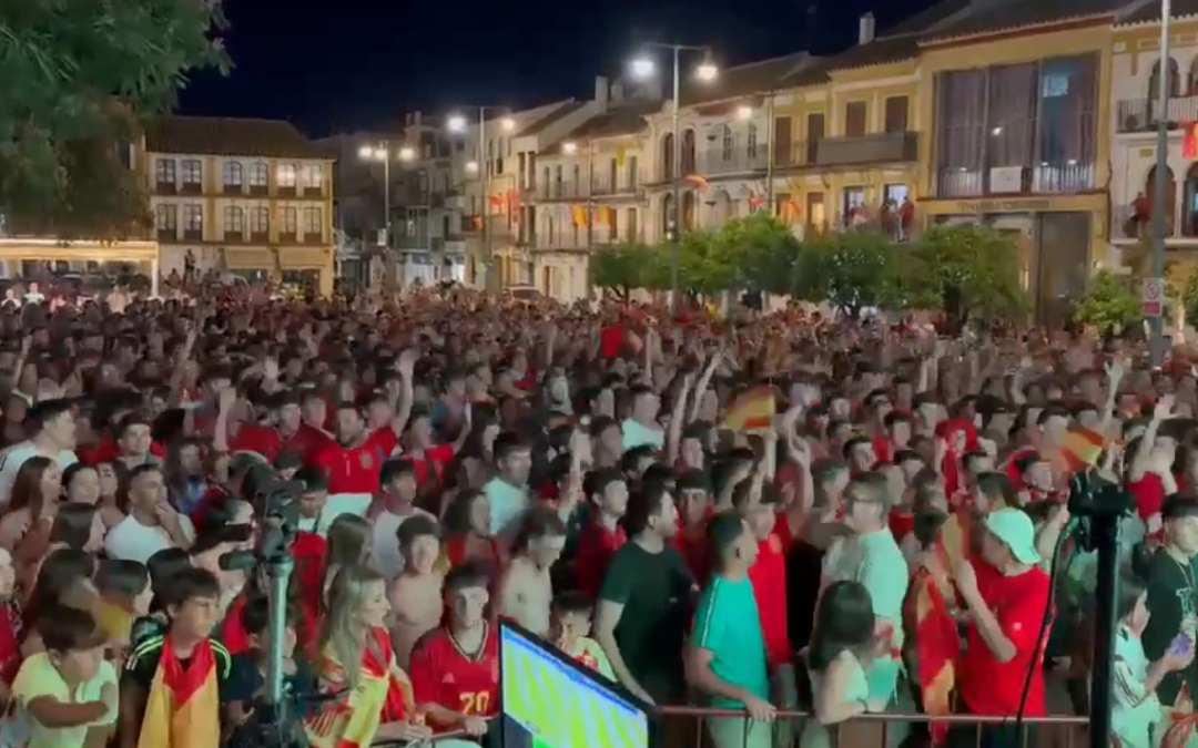 Utrera vivió la final de la Eurocopa en un Altozano masificado [vídeo]