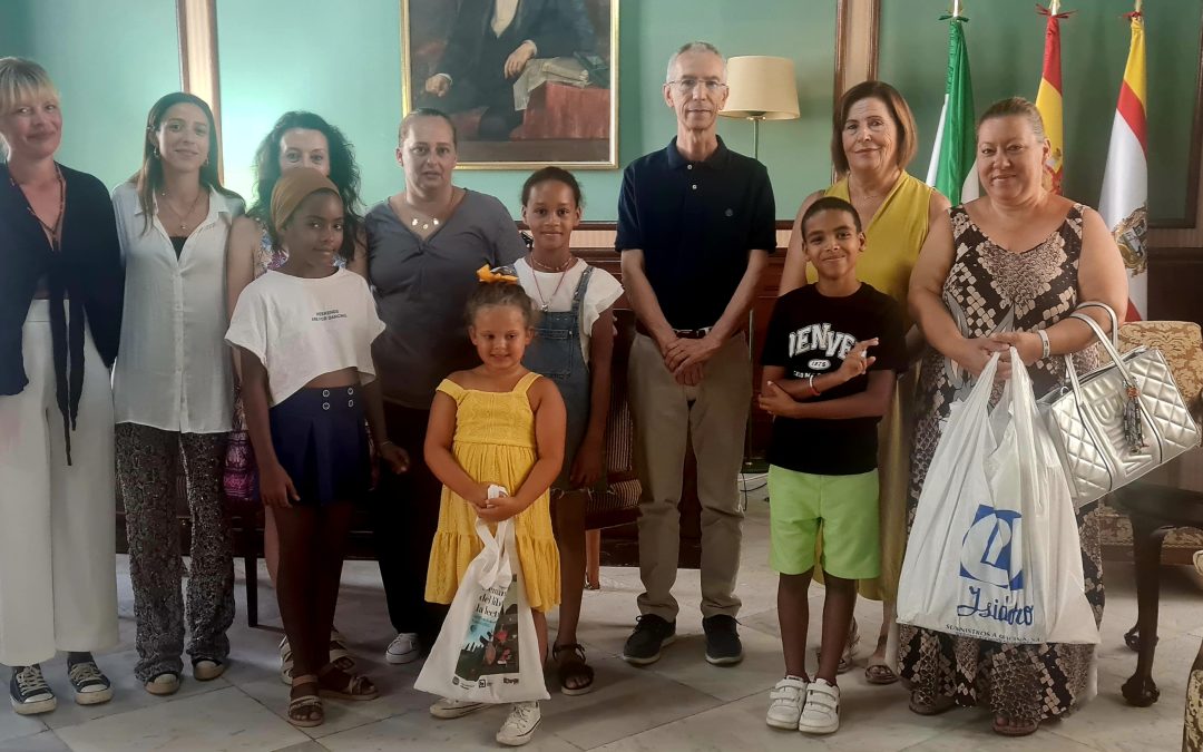 Tres niños saharauis visitan el ayuntamiento utrerano de la mano de la ‘Asociación de Amistad con el Pueblo Saharaui’
