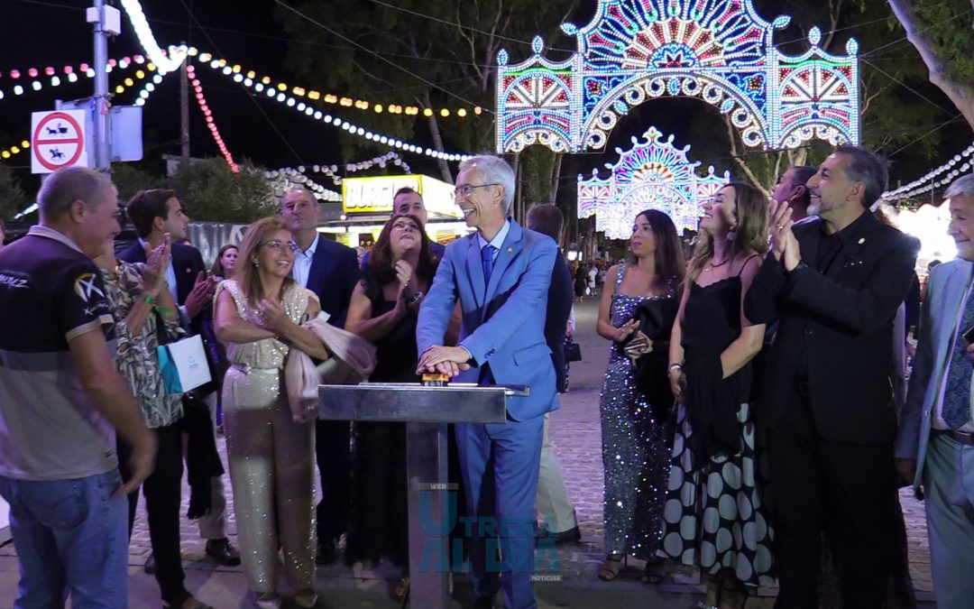 Utrera inicia su feria con el encendido del alumbrado en el recinto y la cena del ‘pescaíto’ [vídeo y galería]