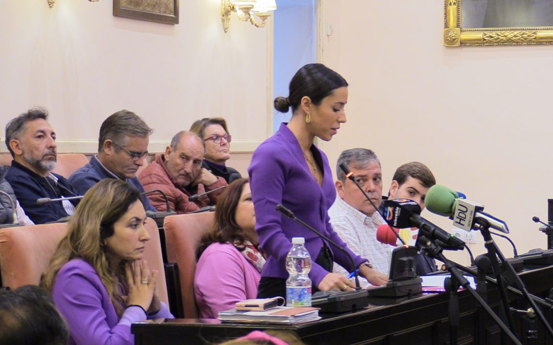 Lectura de manifiesto y minuto de silencio en el ayuntamiento por las 40 víctimas de violencia de género (Vídeo)