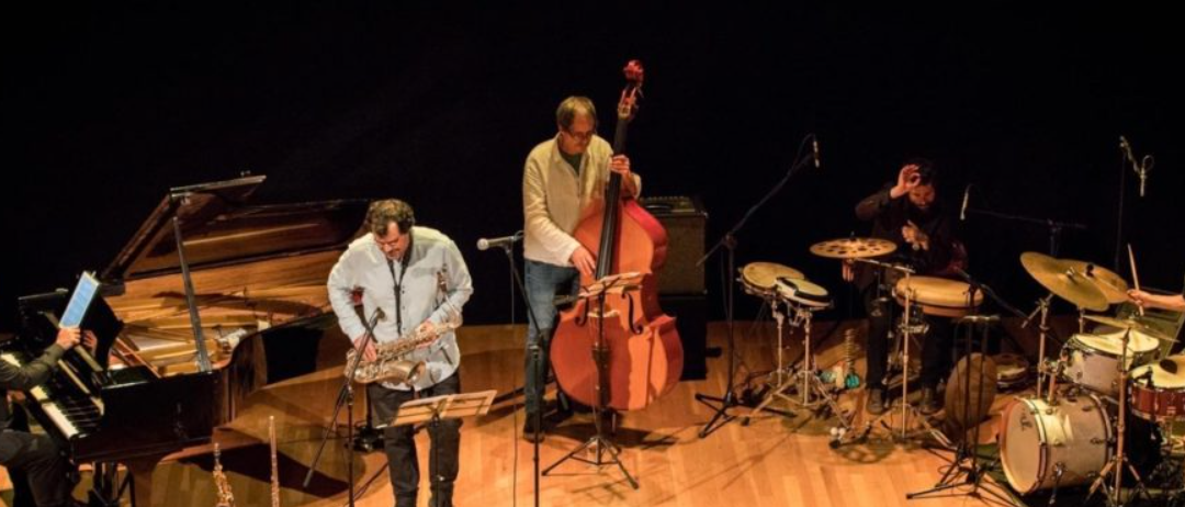 El músico sevillano Nacho Botonero nos presenta “Descalzo por el barro” este sábado