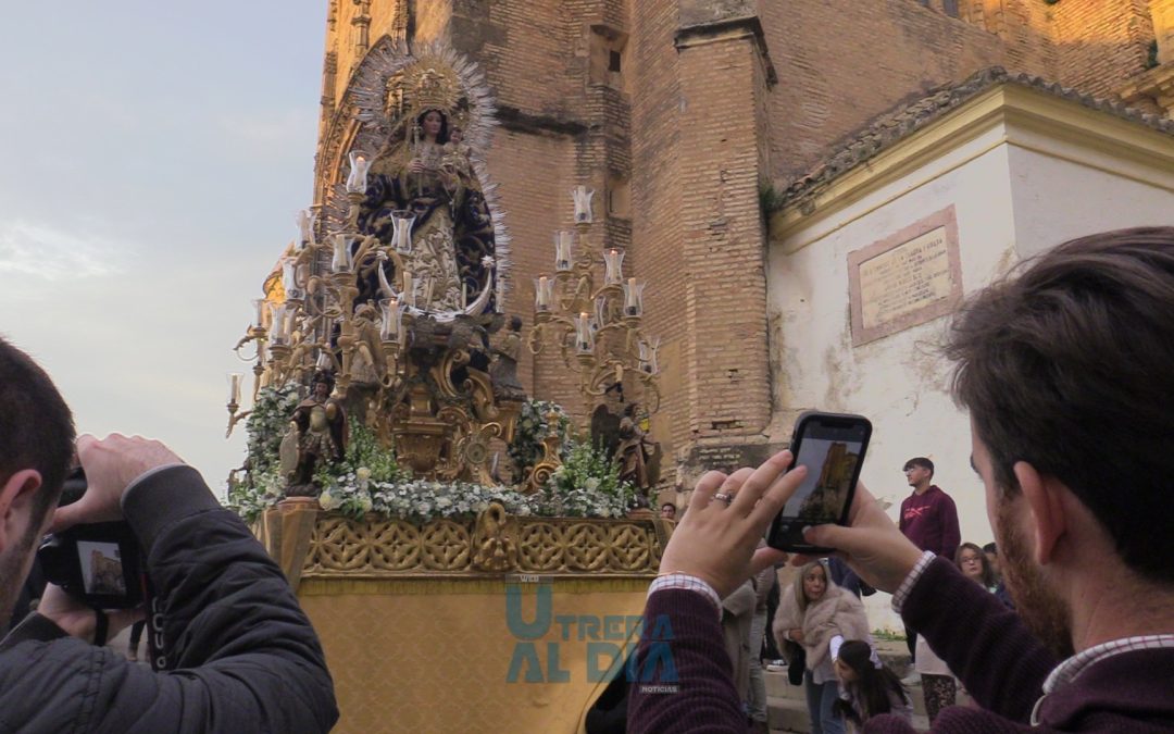 La procesión de la Virgen del Socorro discurrió por las calles utreranas en una noche despejada [vídeo y galería]