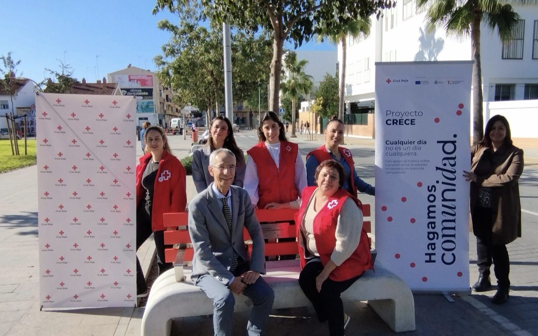 Cruz Roja crea la iniciativa del «banco rojo» como símbolo de lucha contra la soledad no deseada