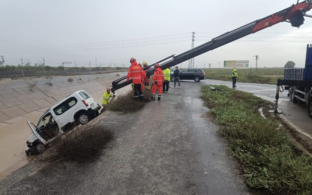 El último día de octubre deja un rescate de un coche y su conductor en Las Alcantarillas