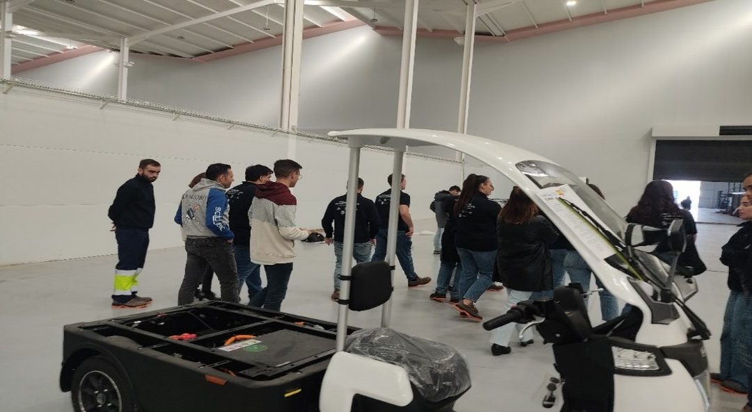 Alumnos de Empleo y Formación «Utrera con la Tecnología» visitan la fábrica de Scoobic