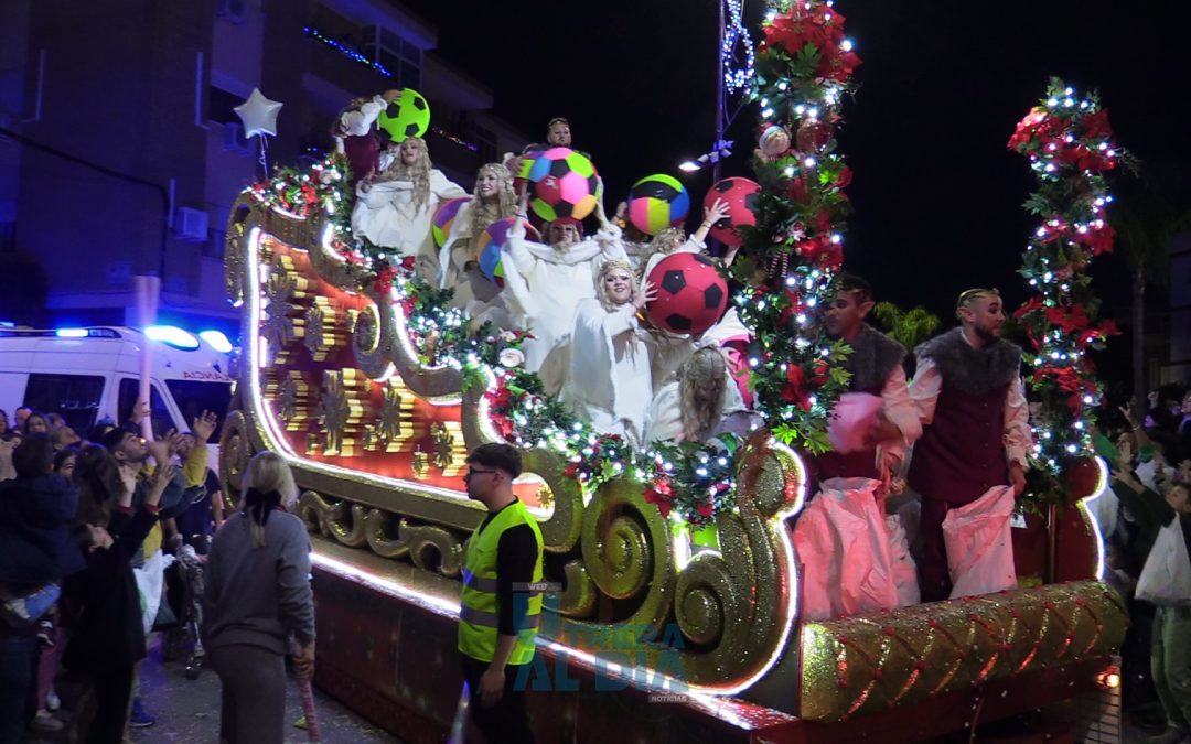 Triunfo en las calles para la Carroza de Papá Noel y la Reina de la Navidad de la Asociación De Ilusiones [vídeo y galería]