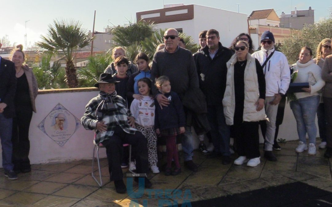 Inaugurado el azulejo en homenaje ‘al Cuchara’ en el parque El Muro con su familia presente [Vídeo y galería]