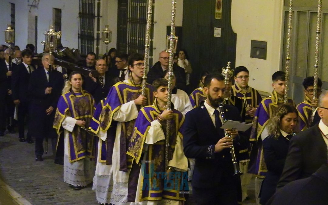 Solemne y emotivo Via Crucis del Cristo de Santiago por las calles céntricas de Utrera [vídeo y galería]