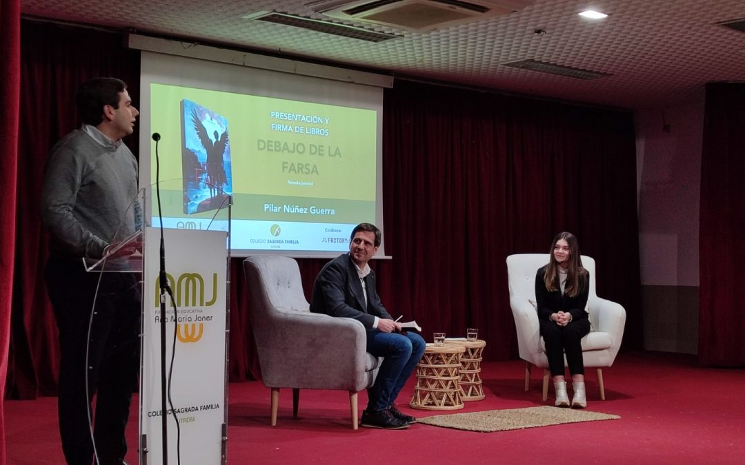 Pilar Núñez, alumna de 14 años de la Sagrada Familia, presenta su novela «Debajo de la Farsa»