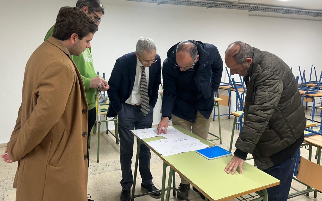 El alcalde visita las instalaciones que albergarán el futuro comedor escolar del CEIP Juan Antonio Velasco