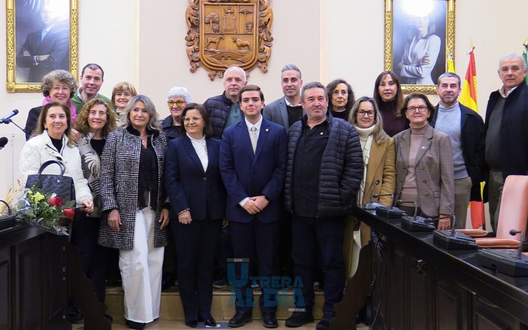 El Ayuntamiento de Utrera rinde homenaje a 10 profesores jubilados de educación primaria y secundaria [vídeo y galería]