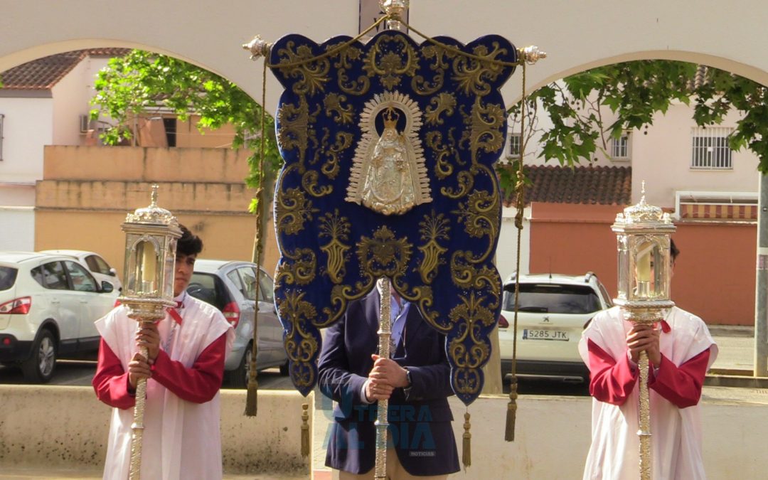 Solemne Via Lucis Mariano en honor a la Patrona de Utrera con su SIMPECADO como protagonista [vídeo y galería]