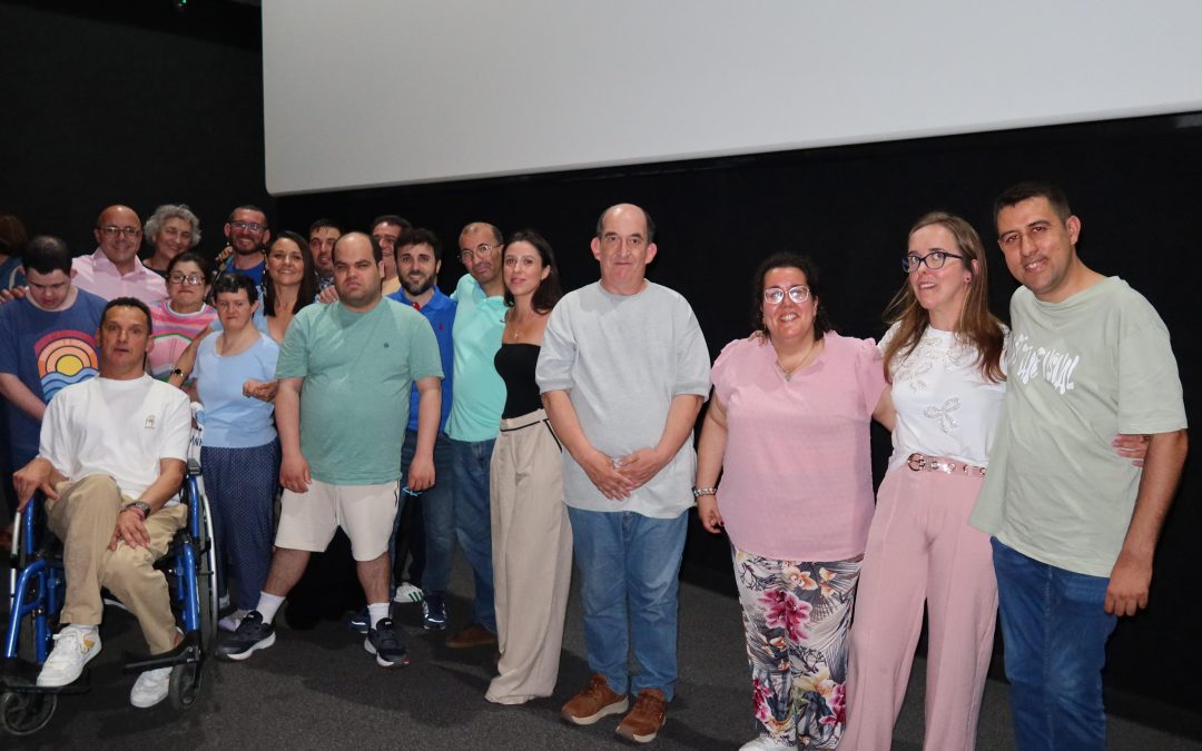 El cine de Utrera acogió el estreno de «La Cura» una serie que busca romper las barreras sobre la discapacidad