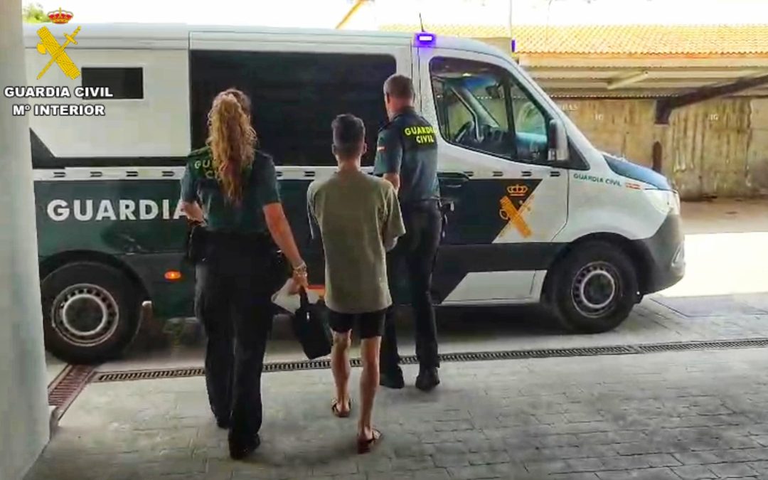 La Guardia Civil y la Policía Local de Utrera detienen al autor de varios robos mientras los propietarios dormían