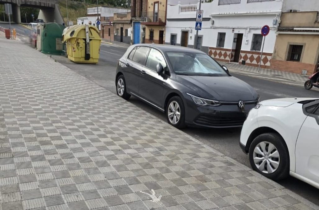 Iniciados los trabajos de apertura de nuevos alcorques a la entrada de La Fontanilla