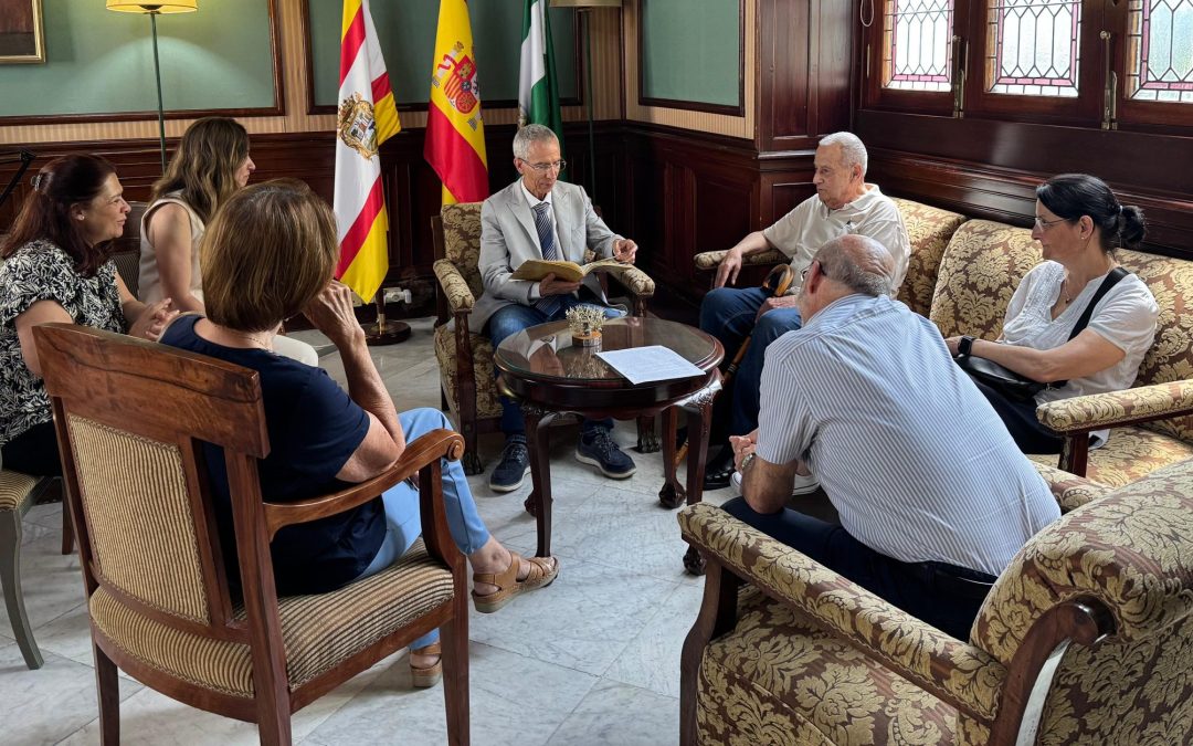 Utrera enriquece su memoria histórica con una donación al Archivo Municipal