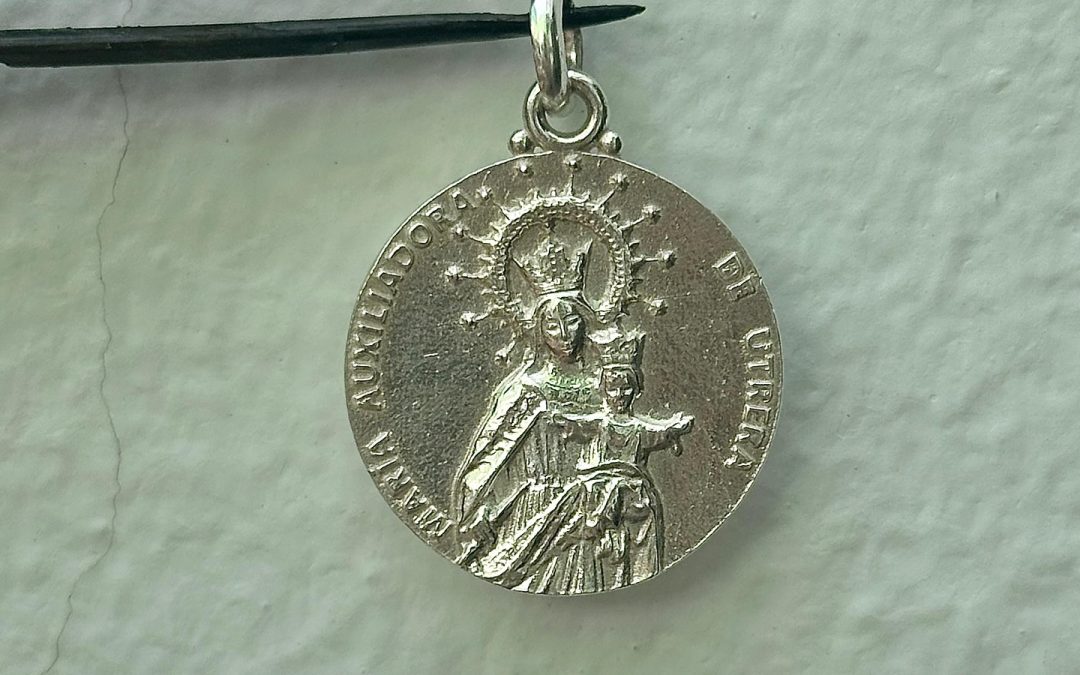 La Asociación de María Auxiliadora de Utrera lanza por primera vez una medalla con la imagen de su Virgen