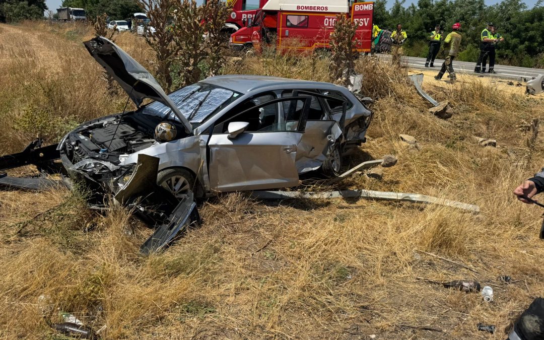 Dos heridos tras la colisión de dos turismos en la carretera A-360 con la A-8100