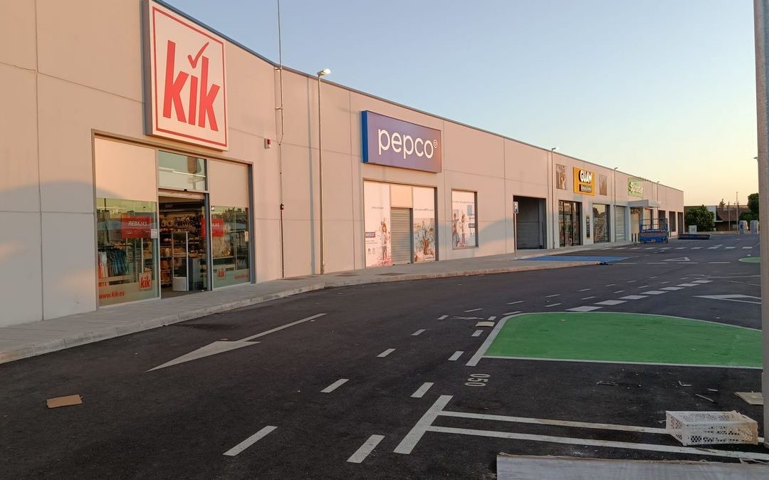 Recta final de las obras del Parque Comercial OMO Utrera Park donde ya han abierto algunos establecimientos