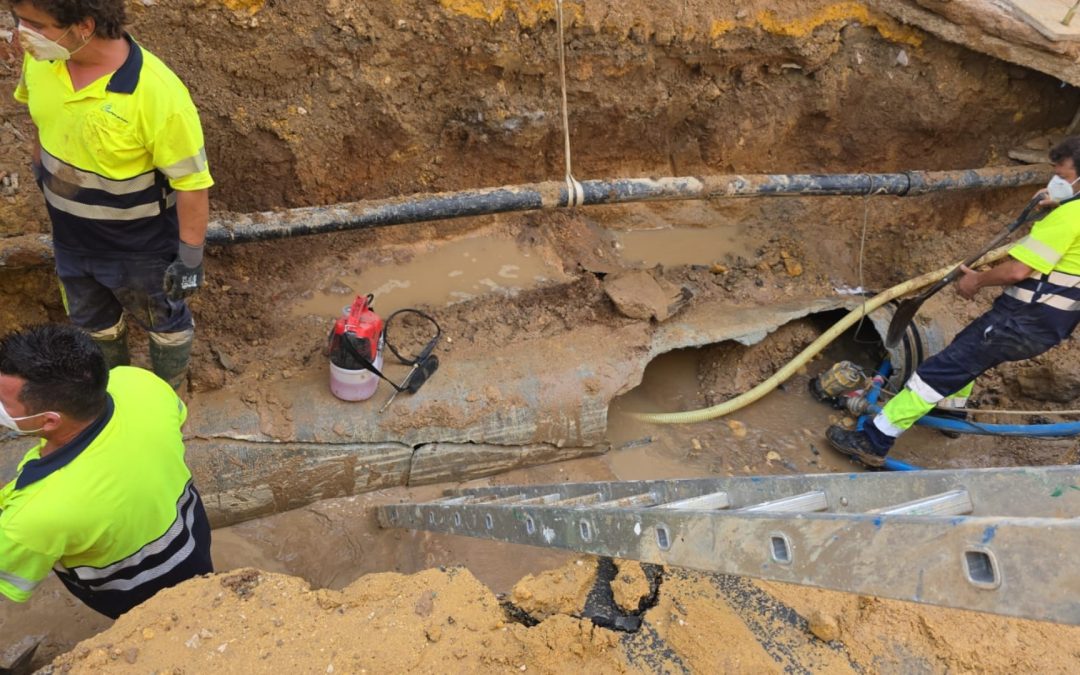 Revienta la tubería de la calle María Alba la madrugada del sábado tras dos años de la anterior rotura