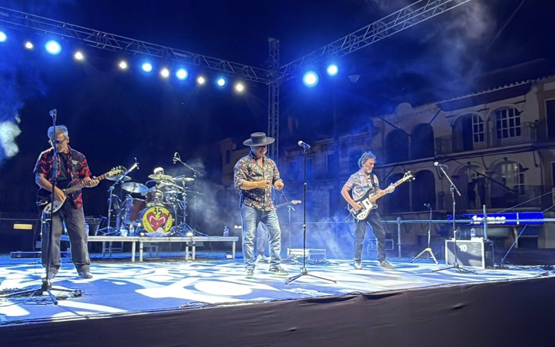 El grupo palaciego «No me pises que llevo chanclas» hizo vibrar el Altozano en su concierto de preferia [vídeos]