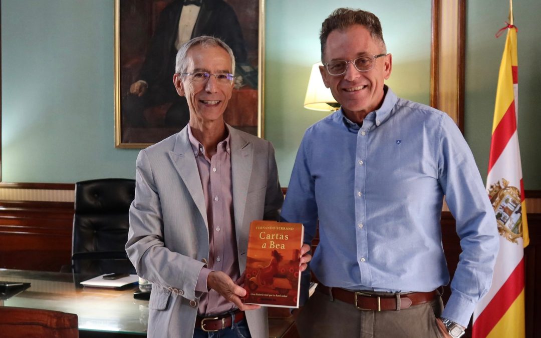 El autor utrerano Fernando Serrano presenta su novela «Cartas a Bea» en la biblioteca este viernes