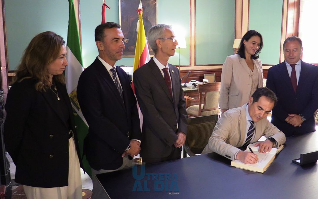 El consejero de Justicia y el alcalde firman el documento que iniciará el proyecto de la nueva sede judicial en Utrera [vídeo y galería]