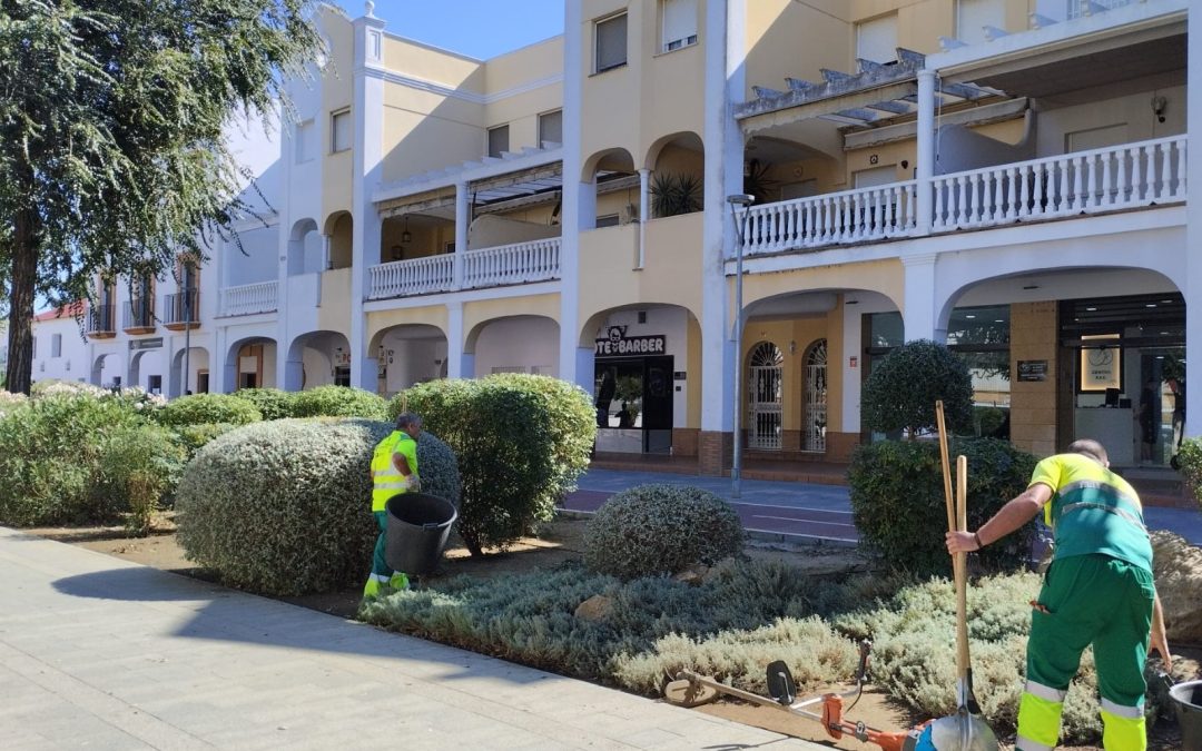 Parques y Jardines continúa trabajando en las zonas verdes de todas las barriadas de Utrera