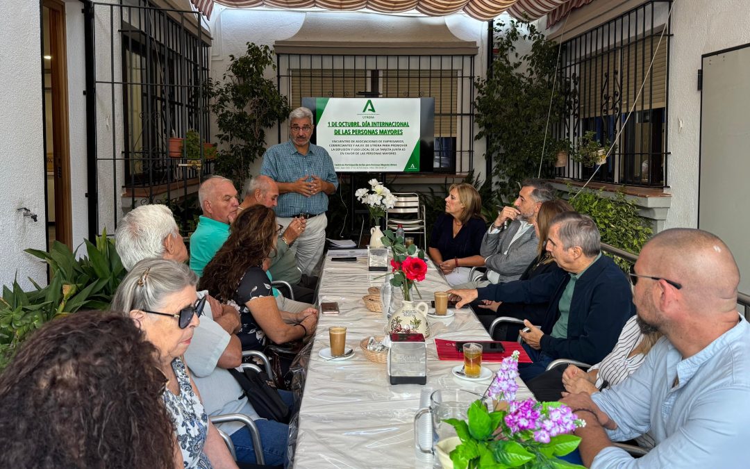 Utrera impulsa el uso de la tarjeta Junta 65 entre las personas mayores y el tejido empresarial