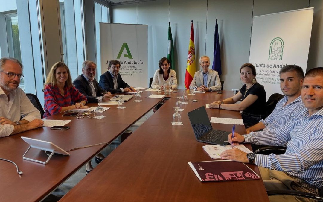 El alcalde se reúne con la responsable de AVRA para ultimar asuntos en materia de vivienda que implican a Utrera