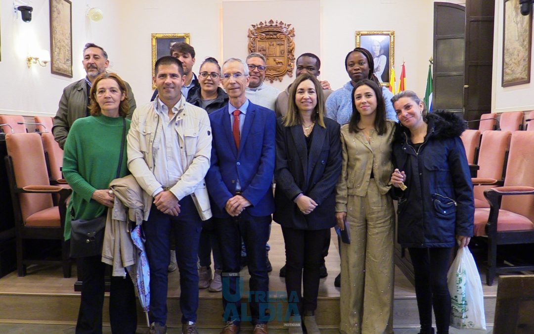 Cuatro familias de Utrera reciben las llaves de una vivienda rehabilitada y equipada de la mano del Ayuntamiento [vídeo]