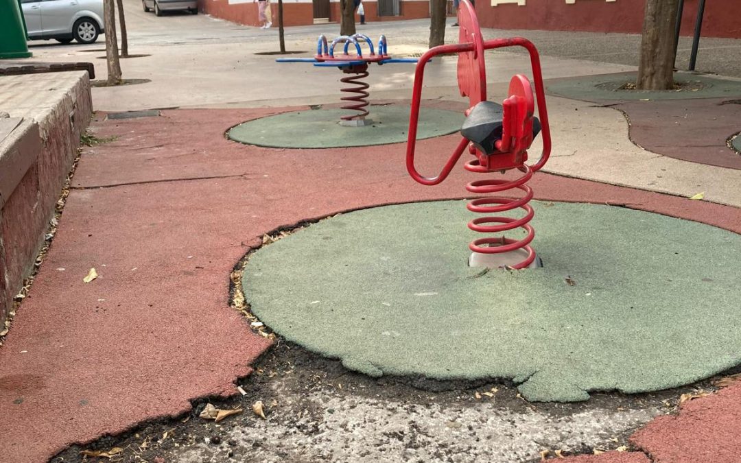 El PSOE de Utrera vuelve a denunciar el estado de abandono de los parques infantiles