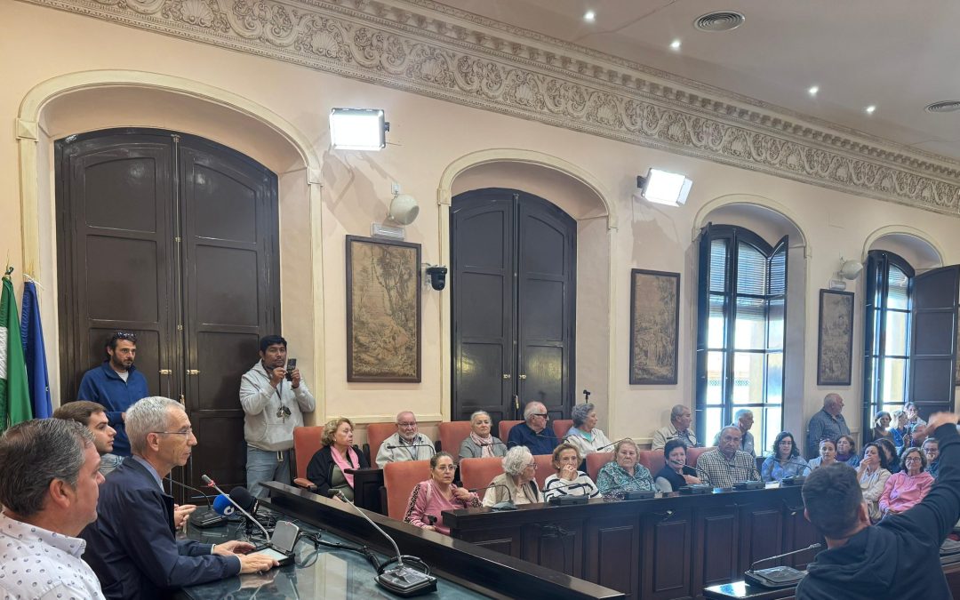 El alcalde recibe a un grupo de manifestantes para explicarles la situación real de la Piscina Cubierta de Vistalegre