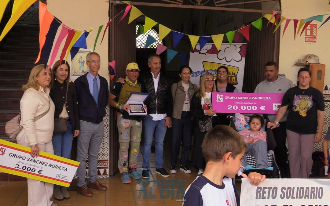 José Antonio Nieto hace parada en Utrera en su desafío solidario de 5.500 km contra el cáncer infantil [vídeo y galería]