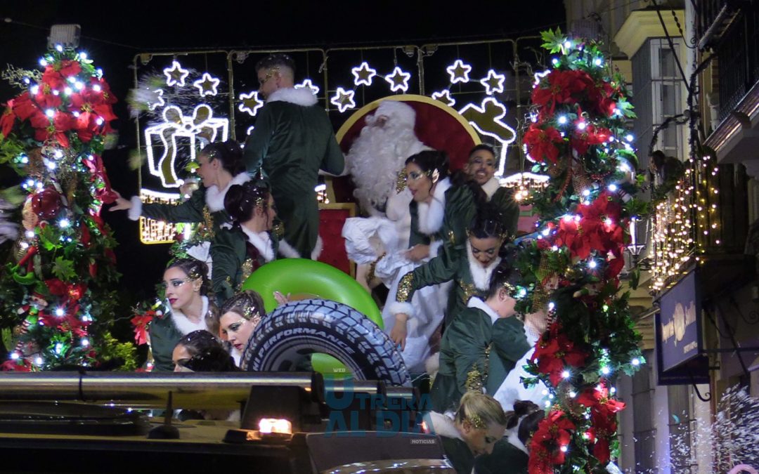 Éxito de público para el Pasacalles de Papá Noel y la Reina de la Navidad de la Asociación De Ilusiones [vídeo, galería y directo]