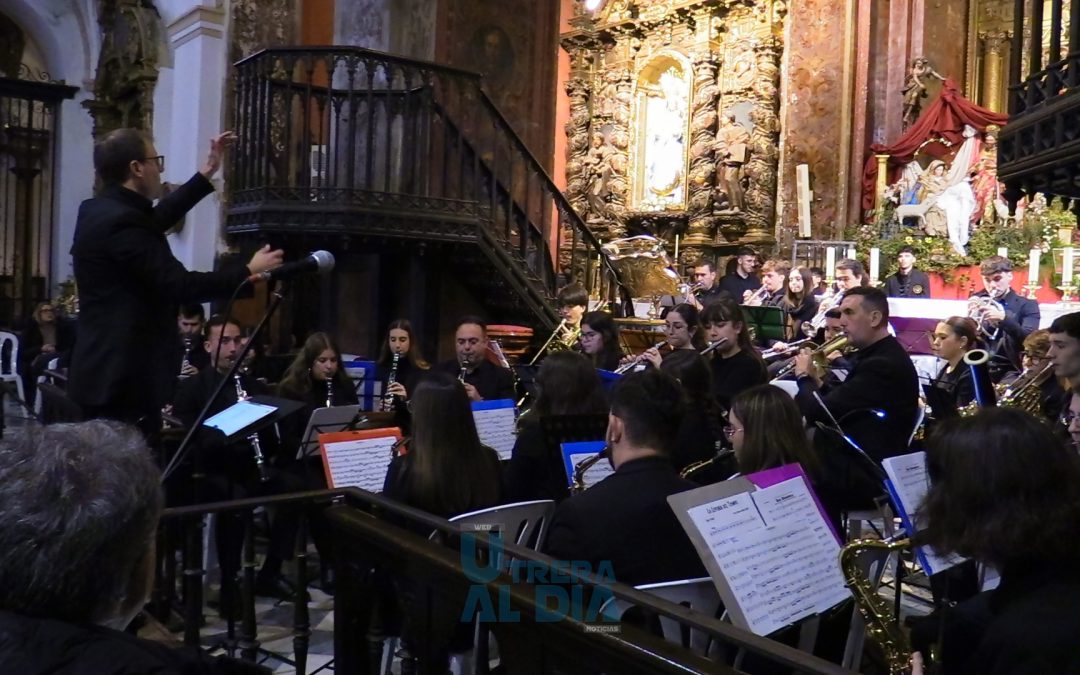 Lleno en la Parroquia de Santa María para acoger el concierto de Navidad de la Asociación Musical Utrerana (vídeo y galería)