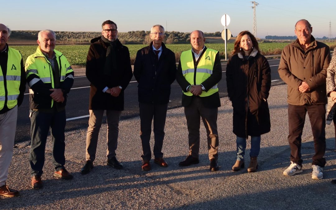 El delegado territorial de Fomento en Sevilla y el alcalde de Utrera visitan las obras de mejora en la carretera Utrera–Los Palacios (A-362)