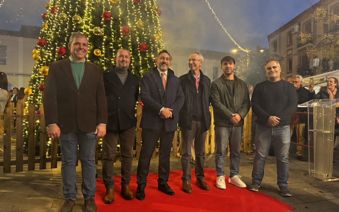 Casi 900 mil bombillas anuncian la llegada de la Navidad a Utrera y sus pedanías con el tradicional encendido [vídeo y galería]