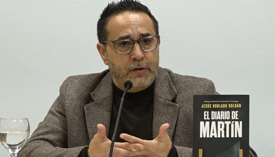 El escritor utrerano Jesús Doblado presenta su nueva novela «El Diario de Martín» en la biblioteca [vídeo]