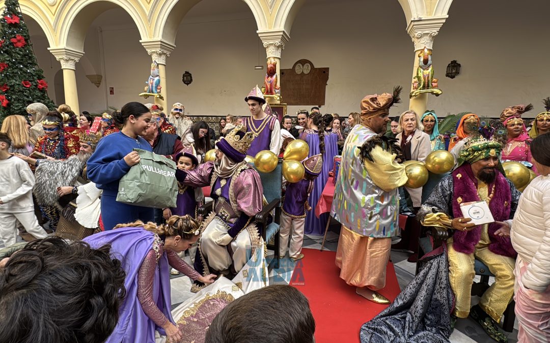 Los Reyes Magos de Oriente llevaron la magia y la ilusión a los distintos colectivos sociales la mañana del 5 de enero [vídeo y galería]