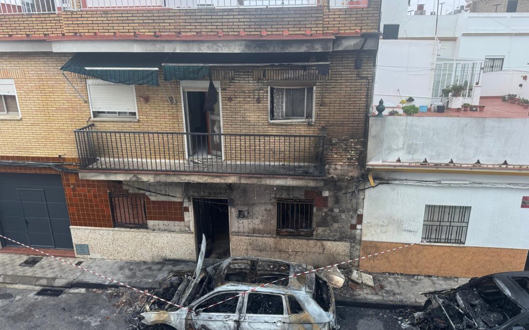 El incendio de un coche en la calle Olmos causa conmoción en Utrera la madrugada del sábado