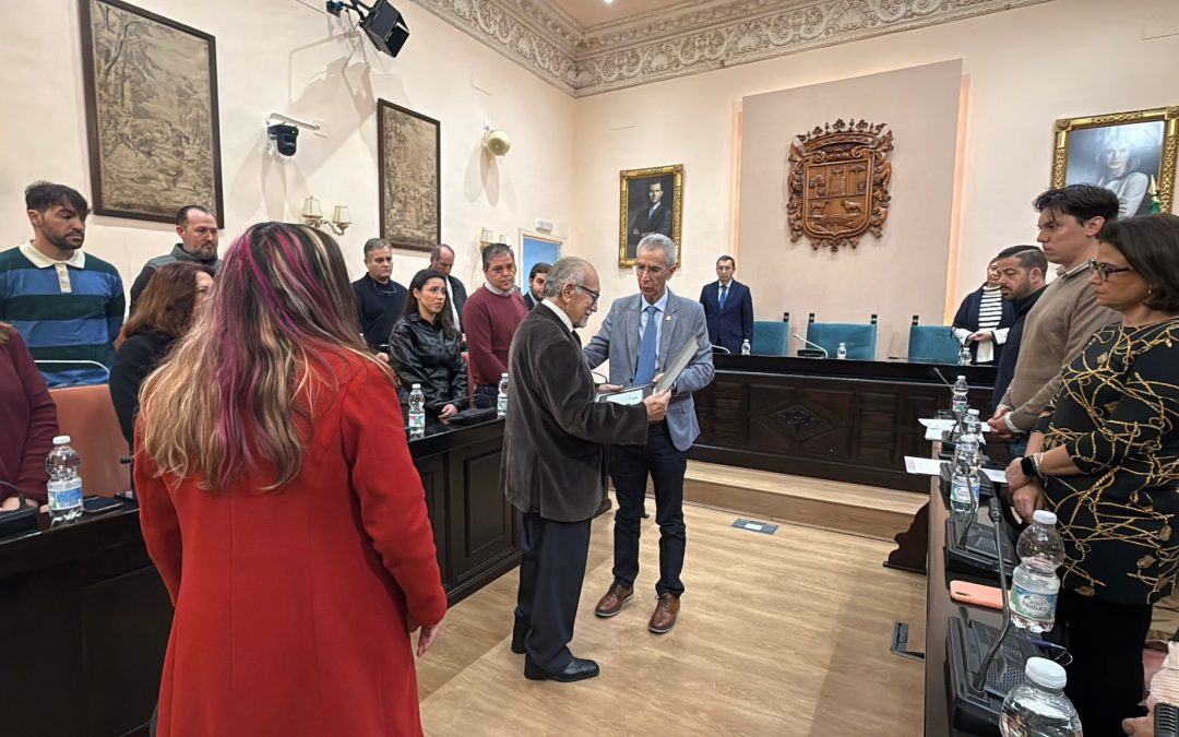 Reconocimiento al Policía Local fallecido, Miguel Vaca, durante el Pleno ordinario (vídeo)