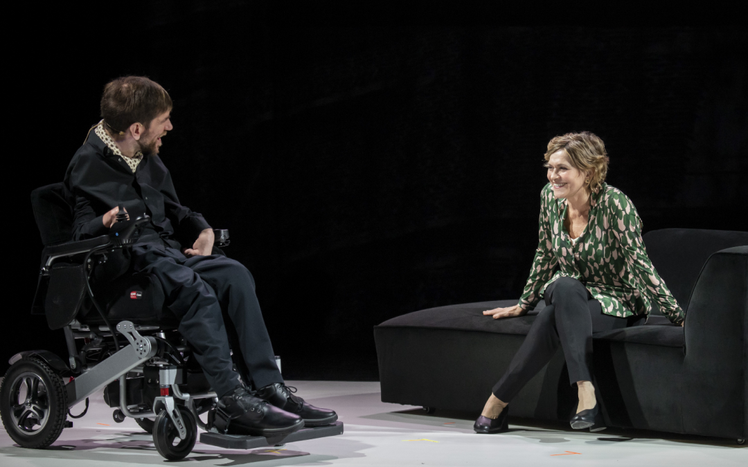 Llega al teatro municipal una ‘comedia trágica’ con la obra «Sabes que las flores de plástico nunca han vivido ¿verdad?» el 23 de enero