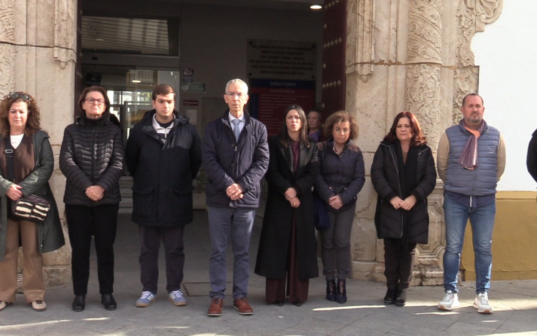 Minuto de silencio en las puertas del Ayuntamiento de Utrera por las víctimas del accidente ferroviario de Adamuz (vídeo)