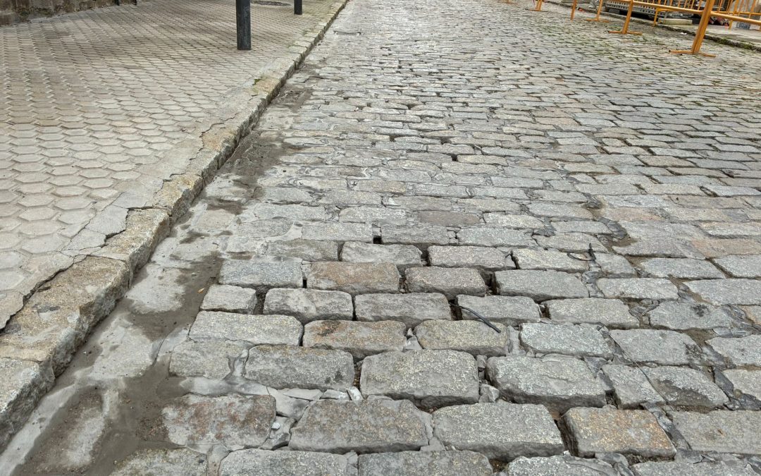 El PSOE denuncia las malas condiciones del adoquinado de la calle Cristóbal Colón dos meses después