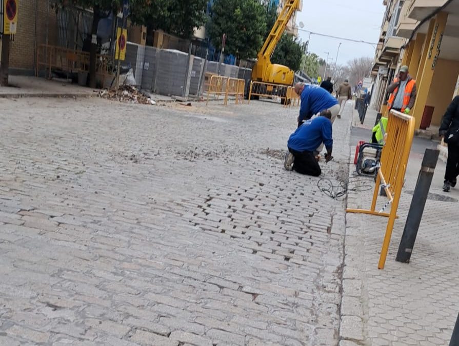 El PSOE asegura que las reparaciones de urgencia en la calle Cristóbal Colón son por sus denuncias previas