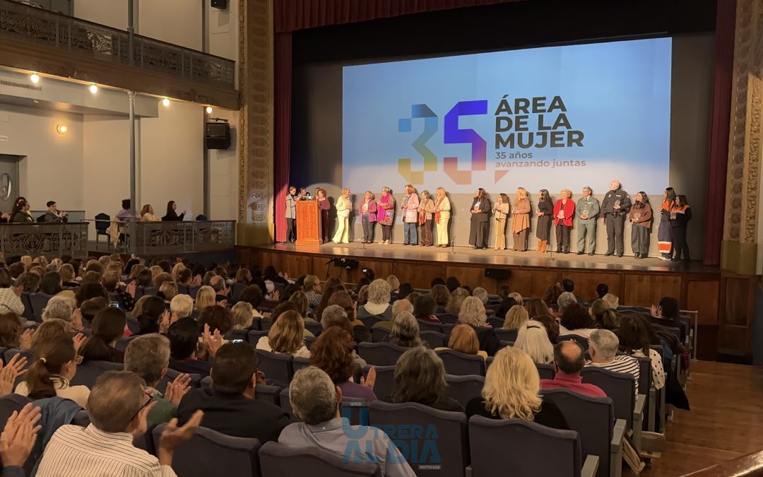 Utrera conmemora el 35 aniversario del Área de la Mujer en la gala Avanzando juntas (vídeo y galería)